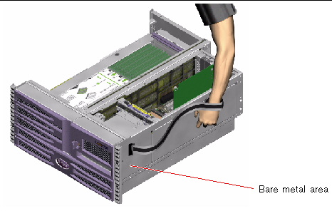 This illustration shows the attachment of an antistatic wrist strap to the Sun Fire V490 chassis